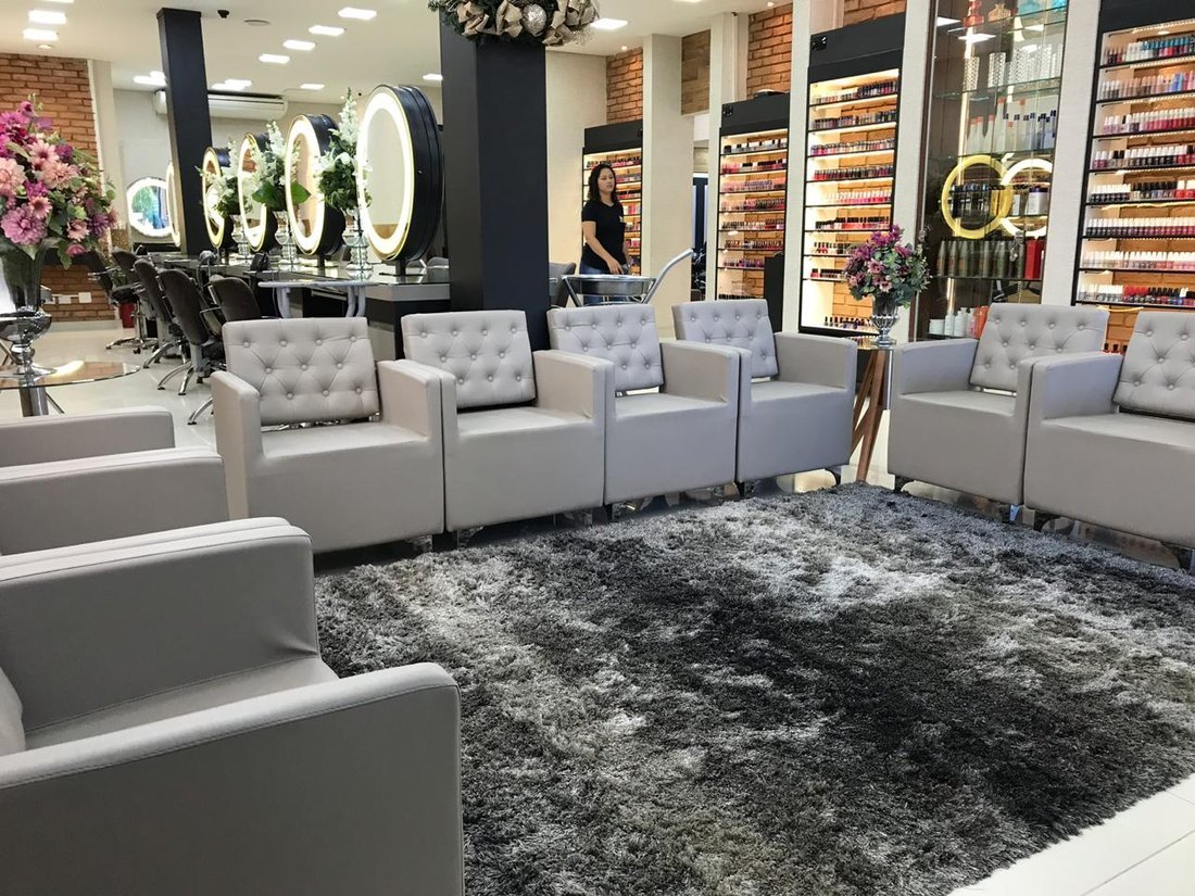 Lounge de espera e parede de esmaltes na unidade Centro