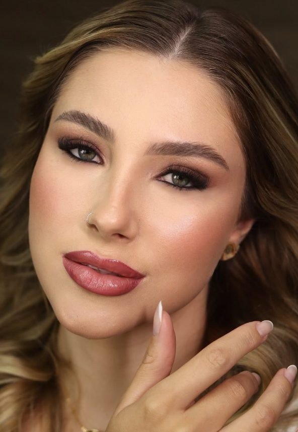 Maquiagem com olhar esfumado e boca nude
