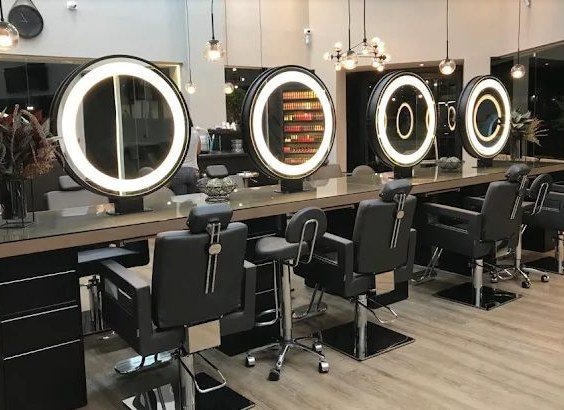 Bancada com espelhos de LED e cadeiras na unidade Itanhangá