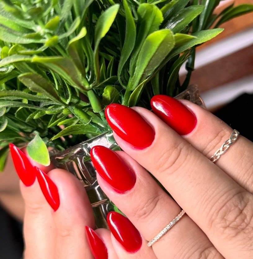 Esmaltação vermelha em unhas alongadas